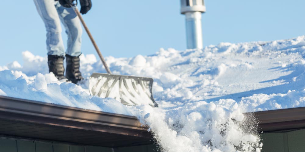 Schneedruck und Dachlawinen: So versichern Sie sich im Winter